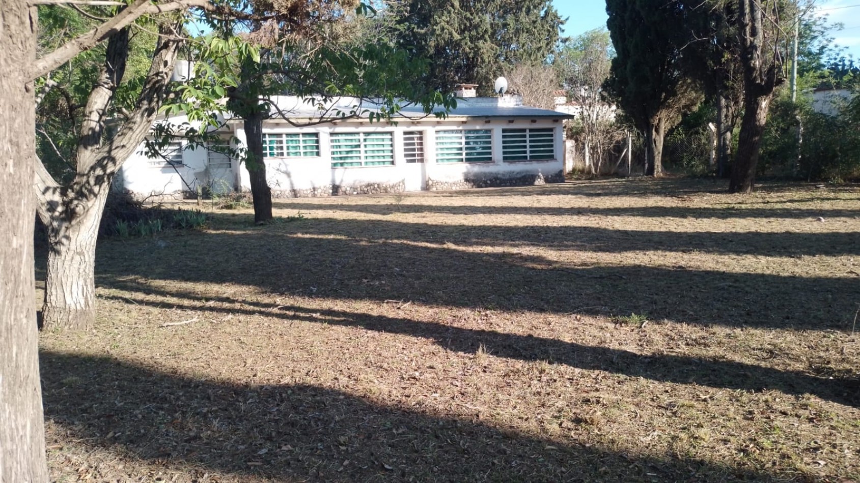 Casa a reciclar, con gran lote sobre asfalto.