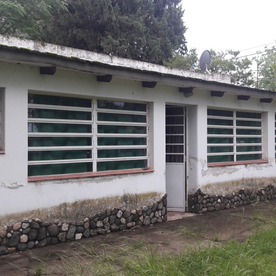 Casa a reciclar, con gran lote sobre asfalto.