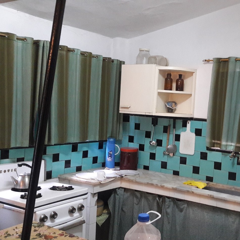 Casa a reciclar, con gran lote sobre asfalto.