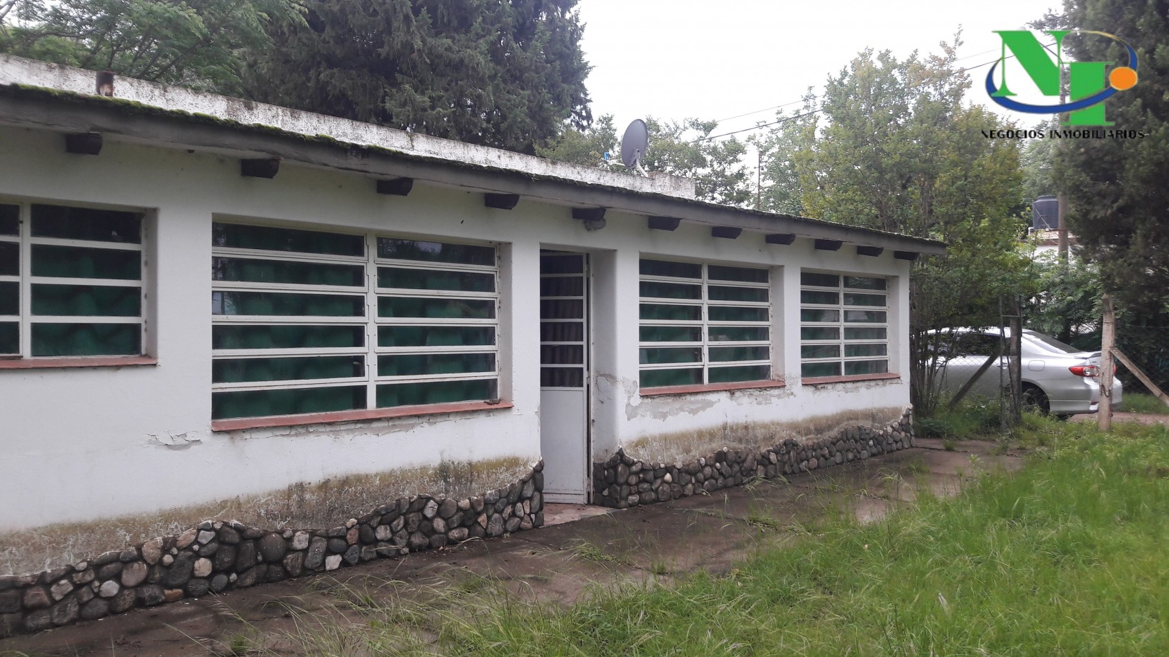 Casa a reciclar, con gran lote sobre asfalto.