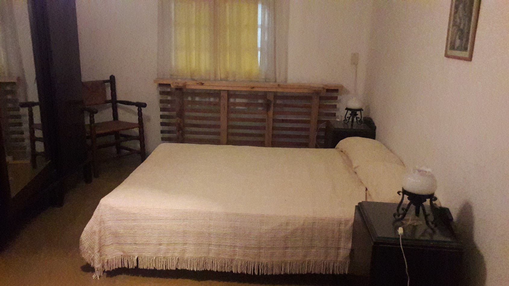 Casa a reciclar, con gran lote sobre asfalto.