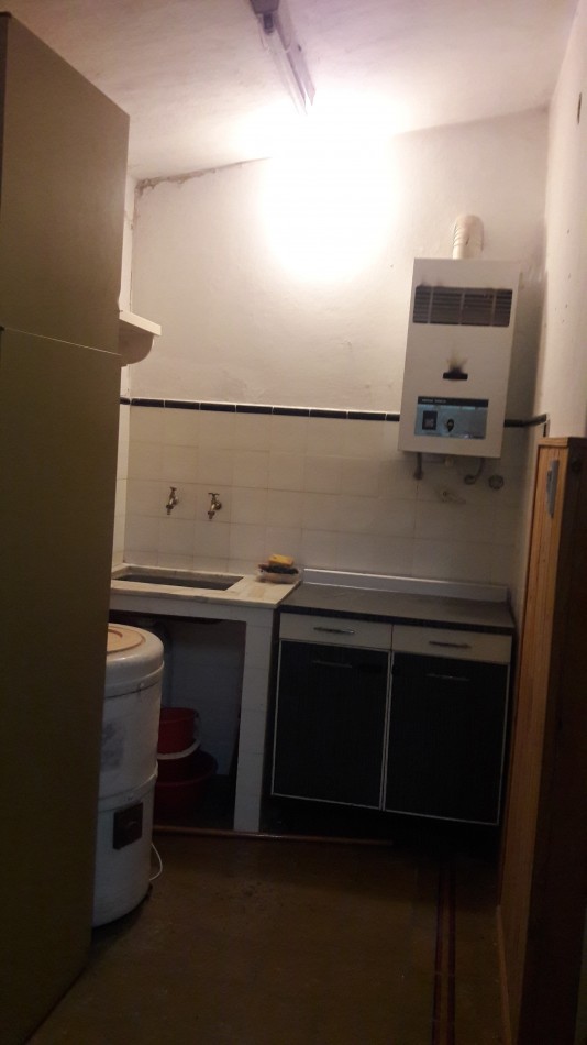 Casa a reciclar, con gran lote sobre asfalto.