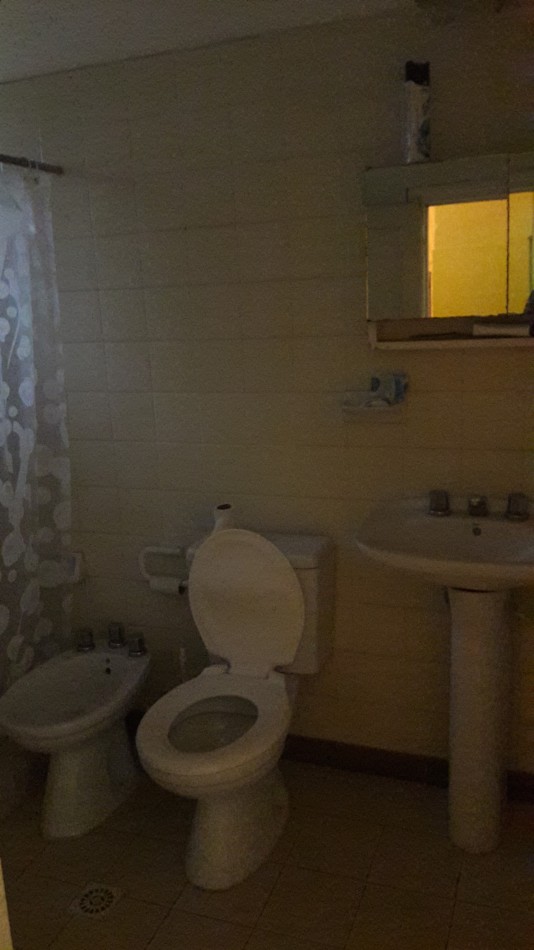 Casa a reciclar, con gran lote sobre asfalto.