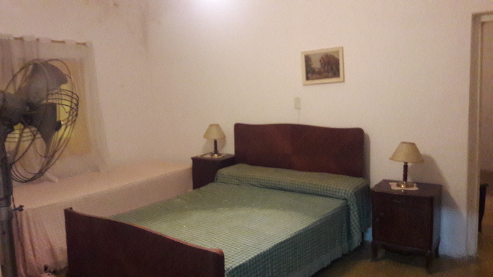 Casa a reciclar, con gran lote sobre asfalto.