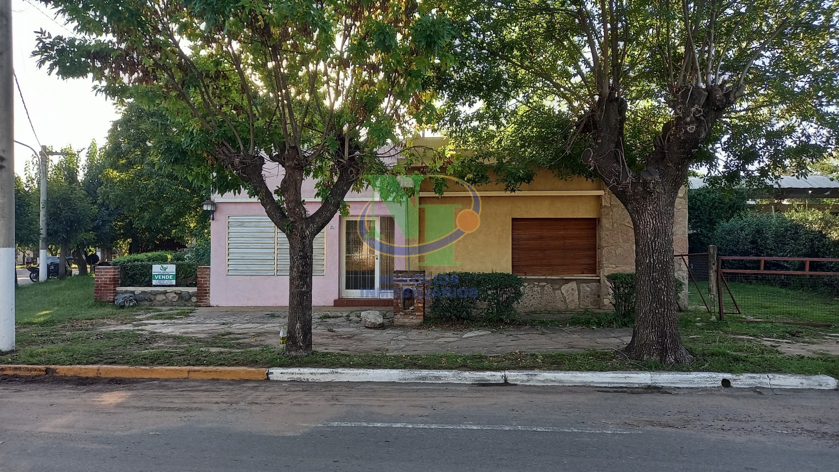 Av. San Martin, frente a la plaza principal.