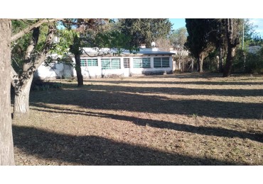 Casa a reciclar, con gran lote sobre asfalto.